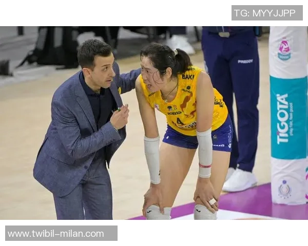 朱婷休战科内进四强！桑塔雷利不满场馆粗陋，转播商用手机播竞赛